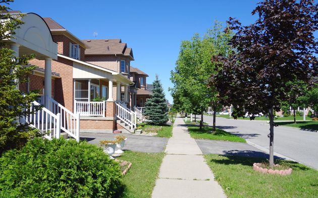 调查发现人们在多伦多和温哥华很难买到居住空间