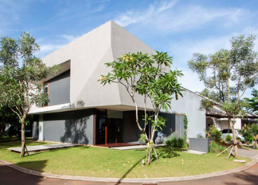 SUB印尼式房屋设有凿形边缘​​和草木庭院