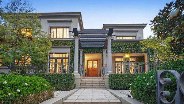 一个年轻的家庭以21,000美元的溢价购买了Burwood East房屋