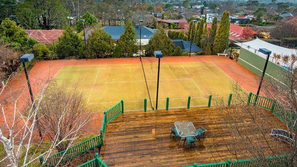 皮尔斯的Sheehan住宅有一个网球场和观景台