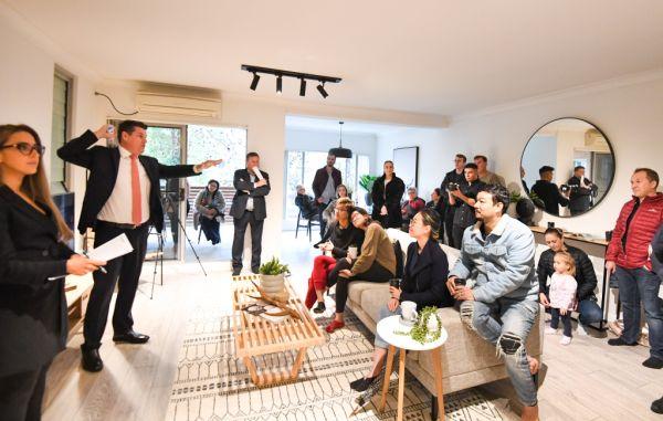 首次购房者竞相争夺悉尼南部的一套两居室公寓