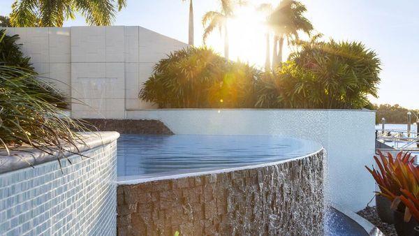 Sanctuary Cove住宅内的游泳池在2010年获得了该州的最佳设计奖