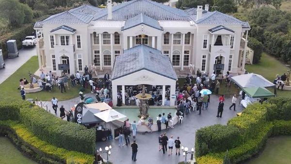 竞买人为布里斯班好莱坞式豪宅支付数十万美元