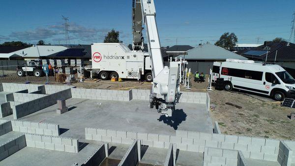 澳大利亚制造的机器人砌砖工每小时可以铺设1000块砖