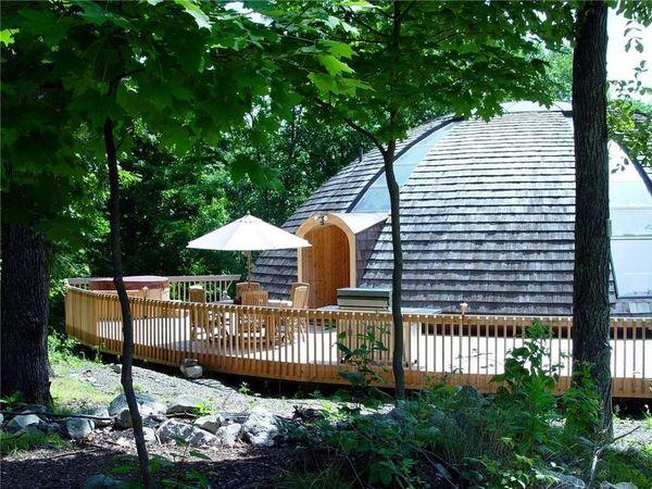 这座占地213平方米的圆顶形房屋主要由木材制成