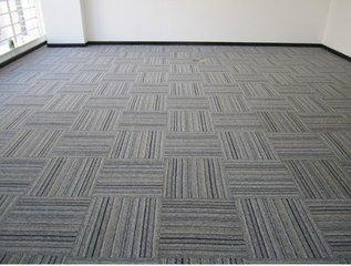 地毯的铺置使得屋室空间在地面得以延展