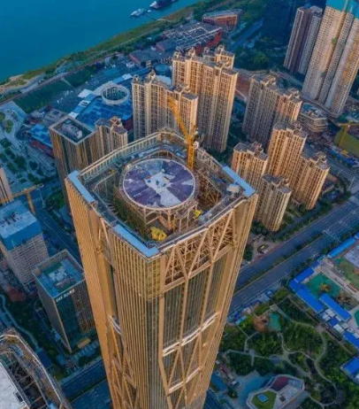 河西第一高楼的湘江财富金融中心以328米的高度刷新了河西天际线