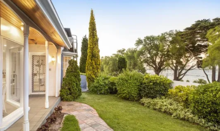 由吉朗珠宝王朝的创始人建造的海滨房屋首次出售