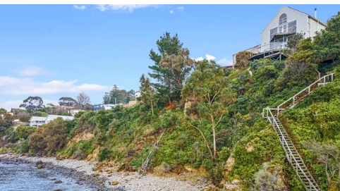 SANDY BAY海滨住宅在拍卖会上以数百万美元的价格售出