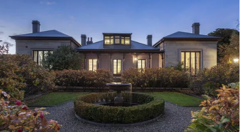 华丽的南霍巴特砂岩住宅被出售给南澳买家