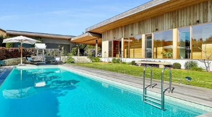 Breezy Mt Martha住宅设有活板门酒窖和游泳池