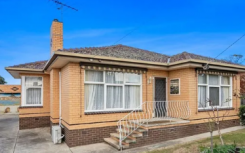 一套三居室的贝尔公园住宅以641,000美元的价格售出