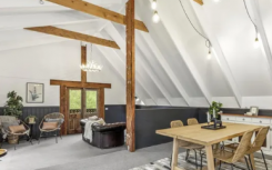 Birregurra住宅展示了回收木材的家具