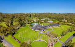 Dural住宅有两栋房子和一个屡获殊荣的游泳池