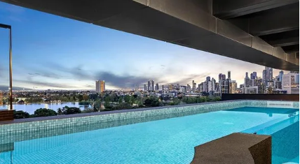 价值 700 万美元的豪华顶层公寓设有私人阳台游泳池
