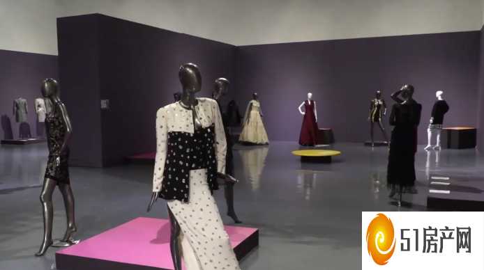 埃尔帕索艺术博物馆展示 1990 年代的高级时装