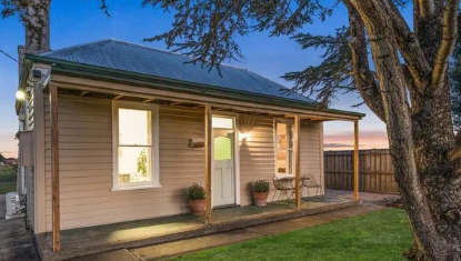 半农村环境刺激了对 Moolap 矿工小屋的大规模竞标