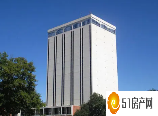 机器人在南达科他州立大学校园内送餐