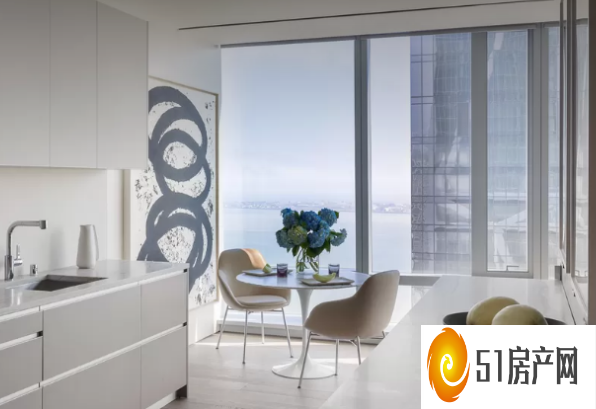 Residence56B由著名旧金山设计师奥兰多迪亚兹阿兹库设计的永恒的现代内饰被设置在窗户的墙壁上