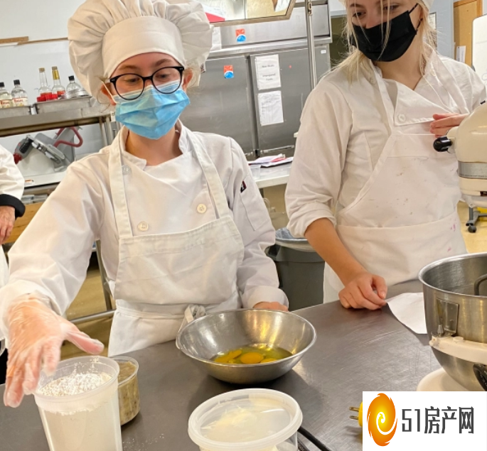 烹饪学生为首都地区 BOCES 共享食品服务计划烘焙助力