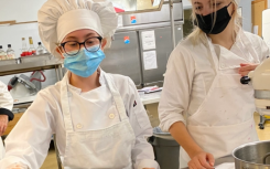烹饪学生为首都地区 BOCES 共享食品服务计划烘焙助力