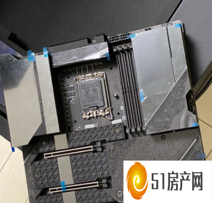 微星 Z690 Godlike 主板也可能配备 DDR5 内存和 AIO 散热器