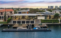 百万富翁商人托尼奎因在天堂水域出售豪宅