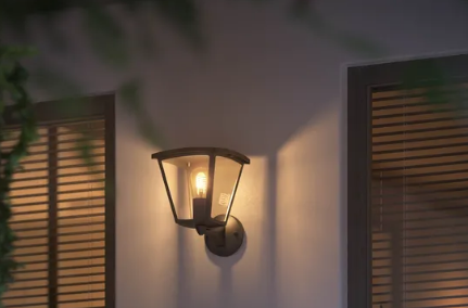 飞利浦 Hue 户外灯为您的智能家居增添复古气息