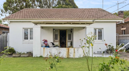 年轻家庭正在为破旧房屋付出高昂的代价