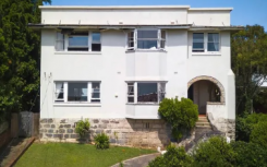 2月18日摇摇欲坠的玫瑰湾豪宅最后成交价为 153,000 美元