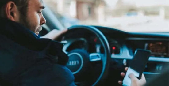 ANDROID 用户的驾驶性能优于 IPHONE 用户