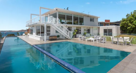 两个游泳池的桑迪湾房屋上市出售