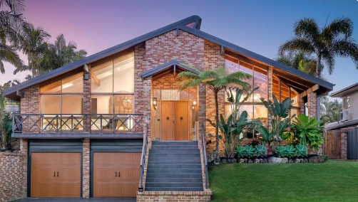 Robina 的 125 Camberwell Circuit 与普通的郊区住宅相去甚远