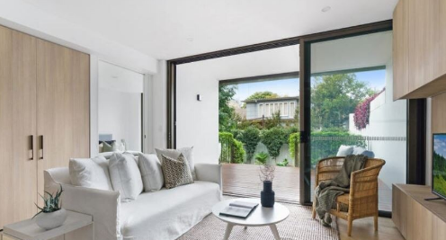 200 万美元的一居室一卫双湾单元售价超过底价