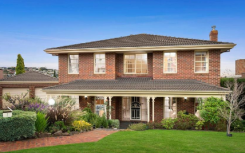 三人推两层高的海顿住宅 46,000 美元超过储备金