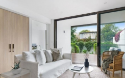 200 万美元的一居室一卫双湾单元售价超过底价