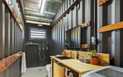 建筑师设计靠近海滩的集装箱住宅