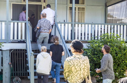 租房者转向社交媒体嘲笑昆士兰州的住房危机